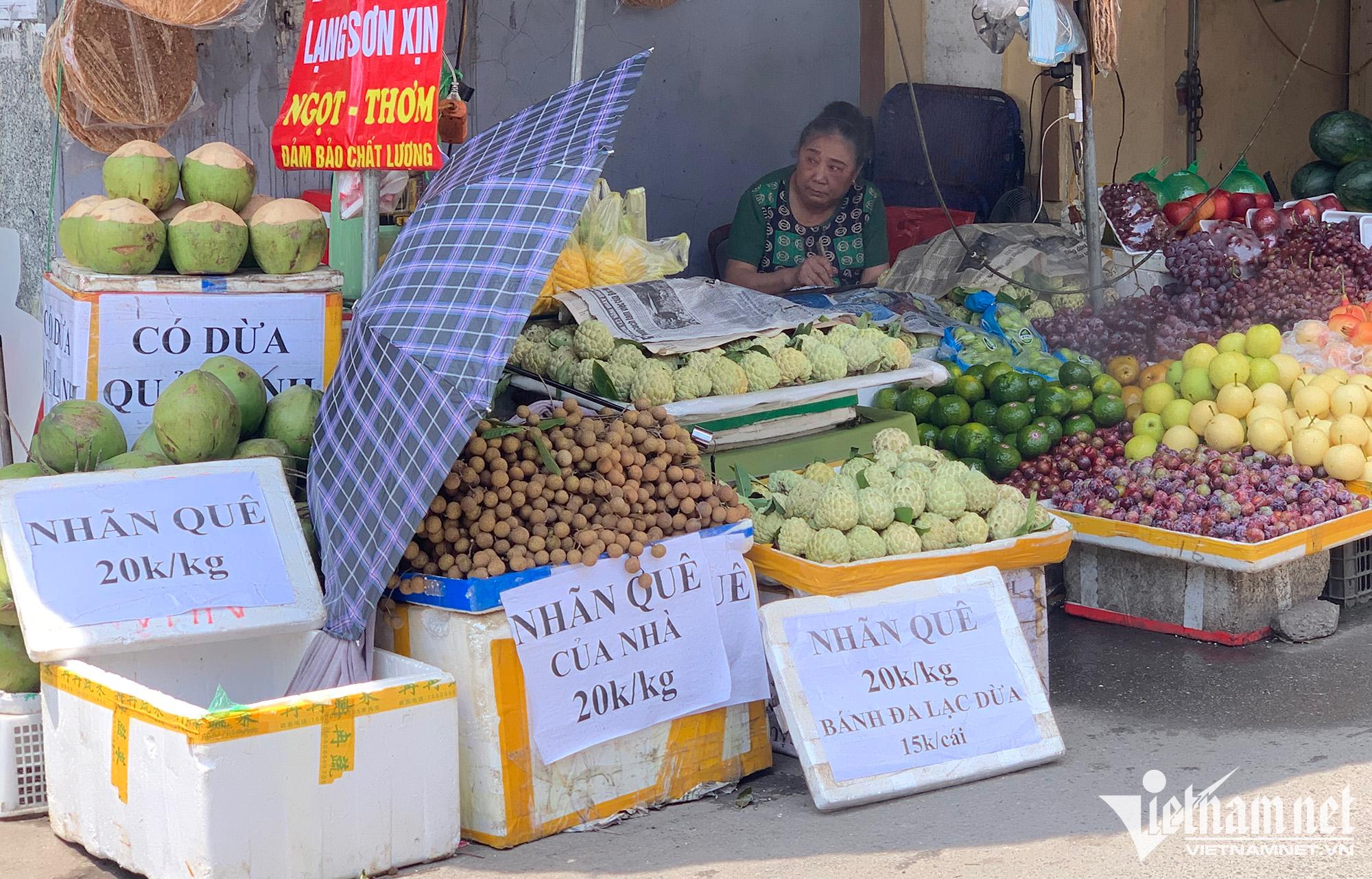 Nhãn ồ ạt xuống phố, giá rẻ bằng mớ rau muống - Ảnh 3.