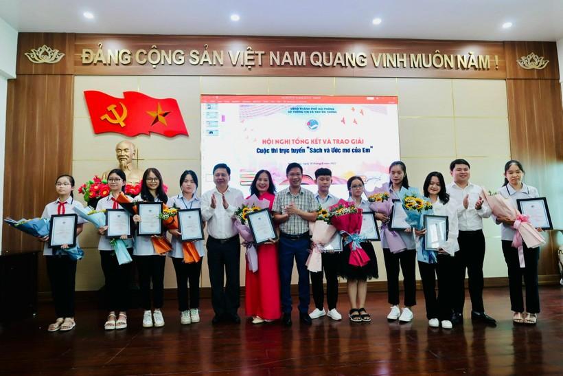 Lãnh đạo Ban tuyên giáo Thành uỷ và Sở Thông tin và Truyền thông TP trao giải cho tập thể, cá nhân đạt giải.