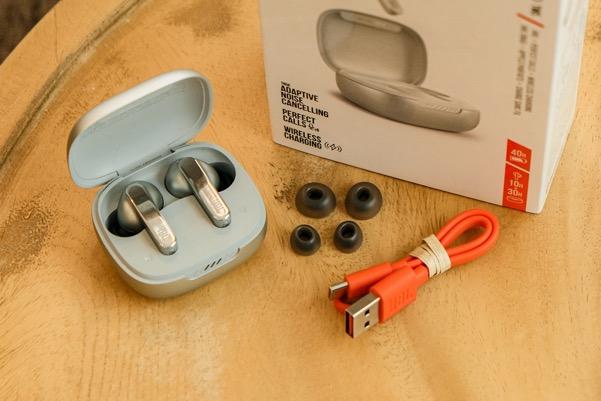 Trải nghiệm JBL Live Pro 2 TWS: Pin bền hơn, âm hay hơn, chống ồn tốt hơn lại có bộ vỏ mới - Ảnh 2. Trải nghiệm JBL Live Pro 2 TWS: Pin bền hơn, âm hay hơn, chống ồn tốt hơn lại có bộ vỏ mới - Ảnh 2.