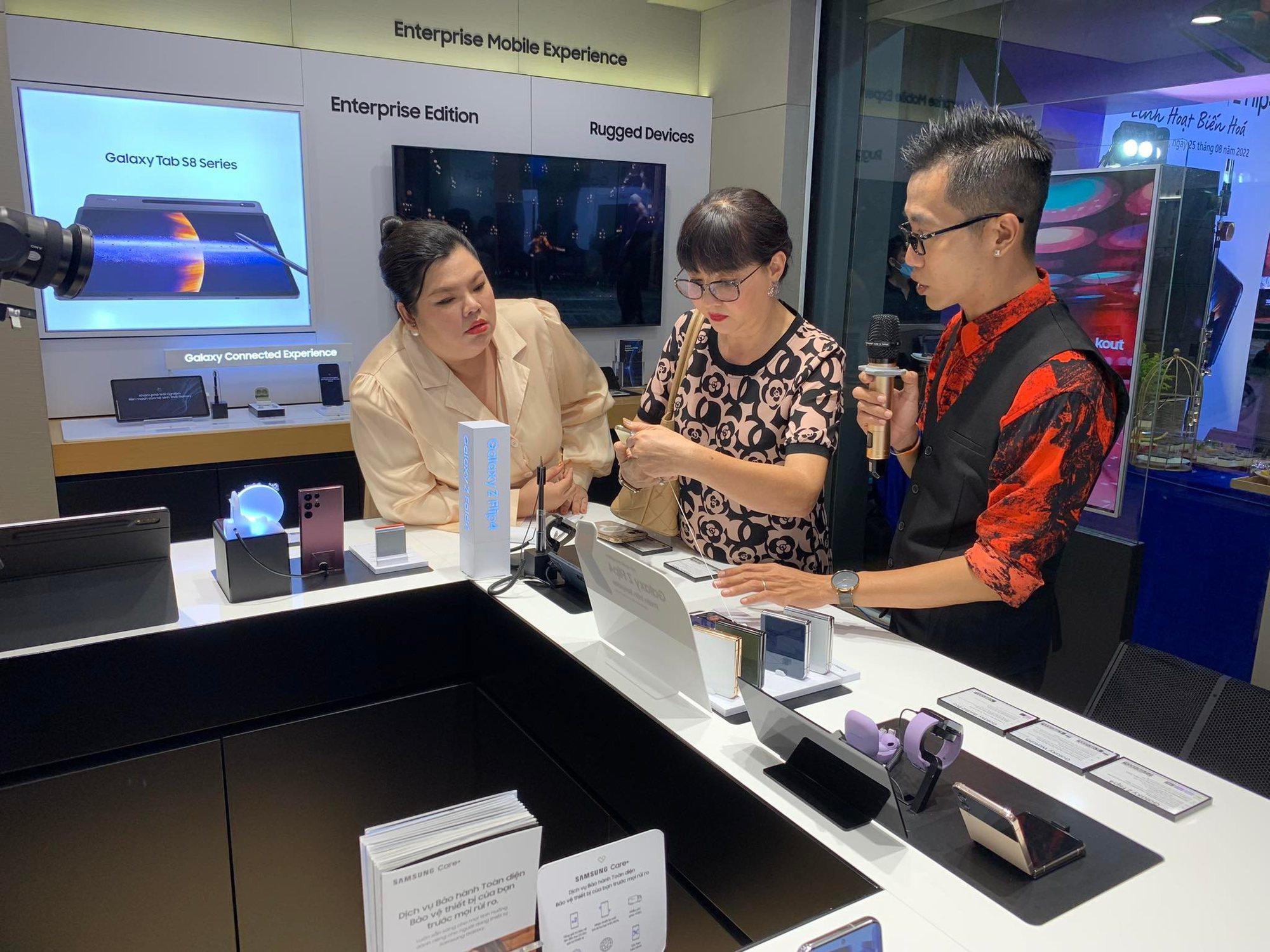 Galaxy Z Fold4 và Flip4 mở bán tại Việt Nam: Thiết kế không đổi nhưng vẫn nhiều người mua - Ảnh 2. Galaxy Z Fold4 và Flip4 mở bán tại Việt Nam: Thiết kế không đổi nhưng vẫn nhiều người mua - Ảnh 2.