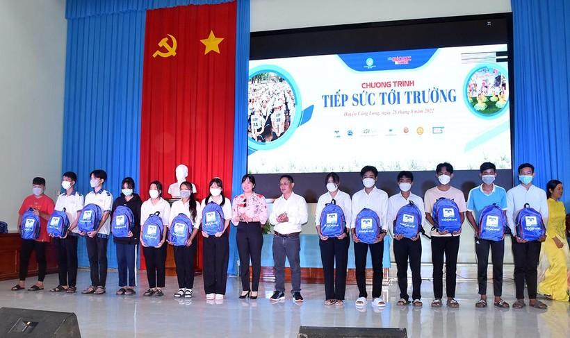 Báo Giáo dục và Thời đại tiếp sức học trò nghèo huyện Càng Long, Trà Vinh ảnh 13