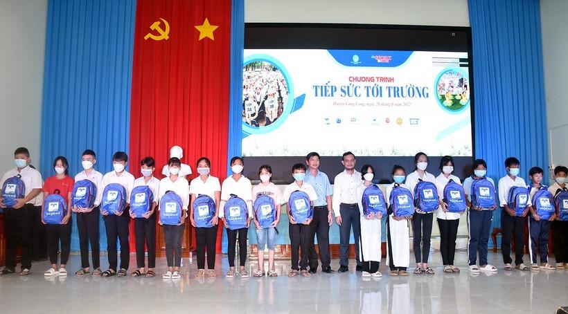 Báo Giáo dục và Thời đại tiếp sức học trò nghèo huyện Càng Long, Trà Vinh ảnh 12