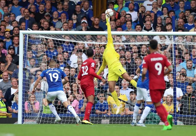 Liverpool, Man City sẩy chân, đại gia London nhọc nhằn kiếm điểm - Ảnh 1.