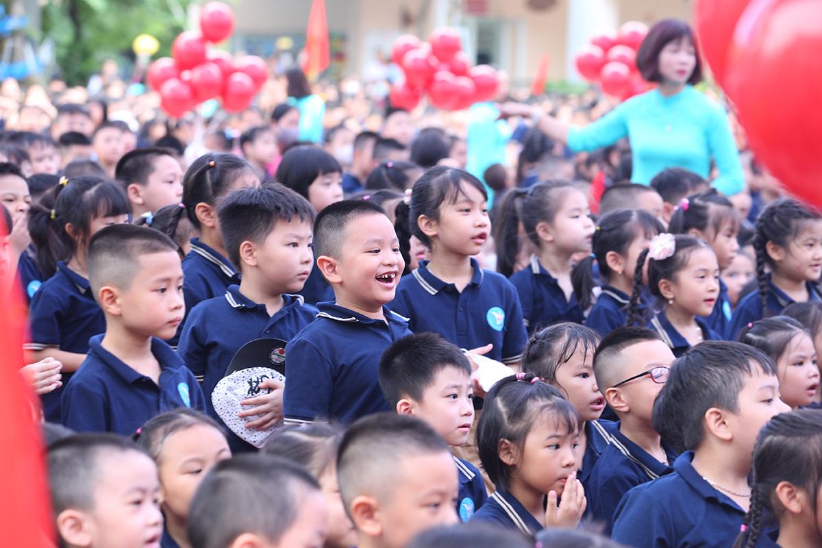 Những hình ảnh ngộ nghĩnh, đáng yêu của trẻ lớp 1 lần đầu tiên tham dự lễ khai giảng - Ảnh 8.