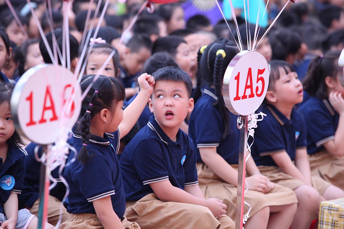 Những hình ảnh ngộ nghĩnh, đáng yêu của trẻ lớp 1 lần đầu tiên tham dự lễ khai giảng - Ảnh 10.