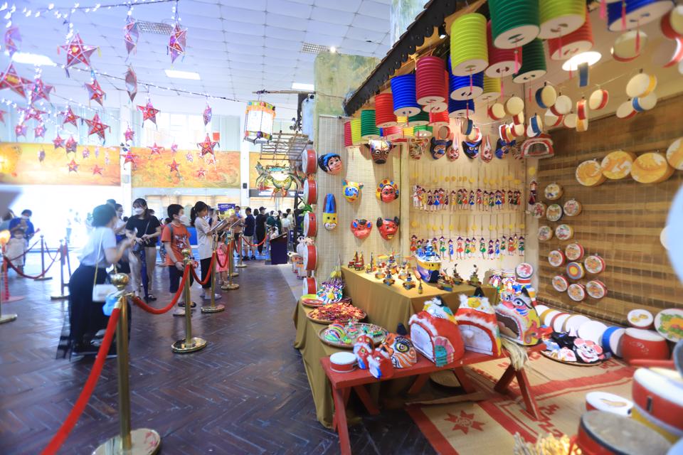 Nhiều hoạt động b&ecirc;n lề của Hội thảo được tổ chức, thu h&uacute;t sự quan t&acirc;m của c&ocirc;ng ch&uacute;ng. Ảnh: Lại Tấn.