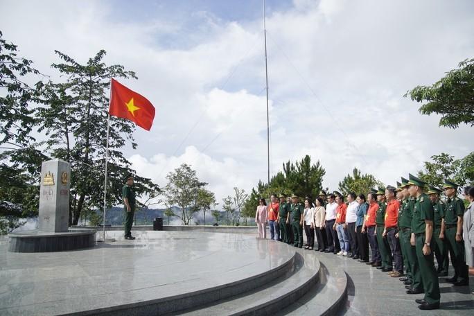 Lễ chào cờ thiêng liêng nơi cột mốc ba biên - Ảnh 1. Lễ chào cờ thiêng liêng nơi cột mốc ba biên - Ảnh 1.