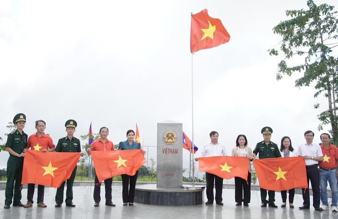 Lễ chào cờ thiêng liêng nơi cột mốc ba biên - Ảnh 2. Lễ chào cờ thiêng liêng nơi cột mốc ba biên - Ảnh 2.