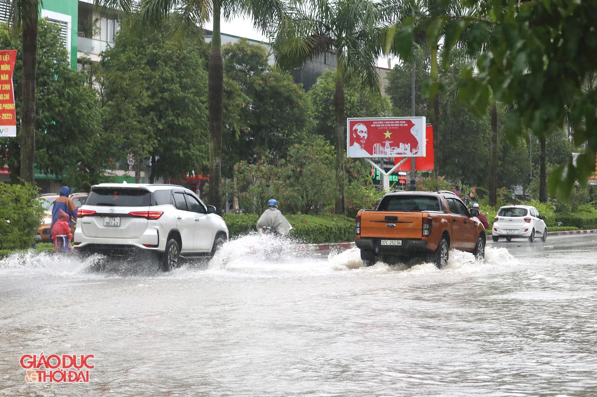 Mưa 'trắng trời', nhiều tuyến đường ở thành phố Vinh bị ngập nặng ảnh 4