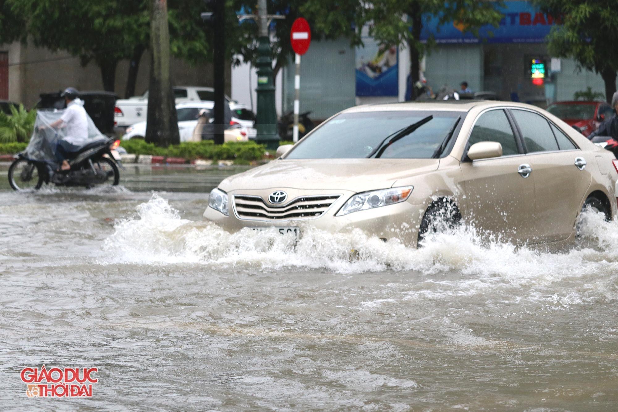 Mưa 'trắng trời', nhiều tuyến đường ở thành phố Vinh bị ngập nặng ảnh 8