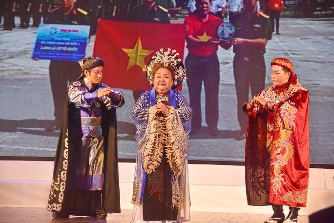 Ngọn cờ Tổ quốc trong tim người nghệ sĩ - Ảnh 1. Ngọn cờ Tổ quốc trong tim người nghệ sĩ - Ảnh 1.