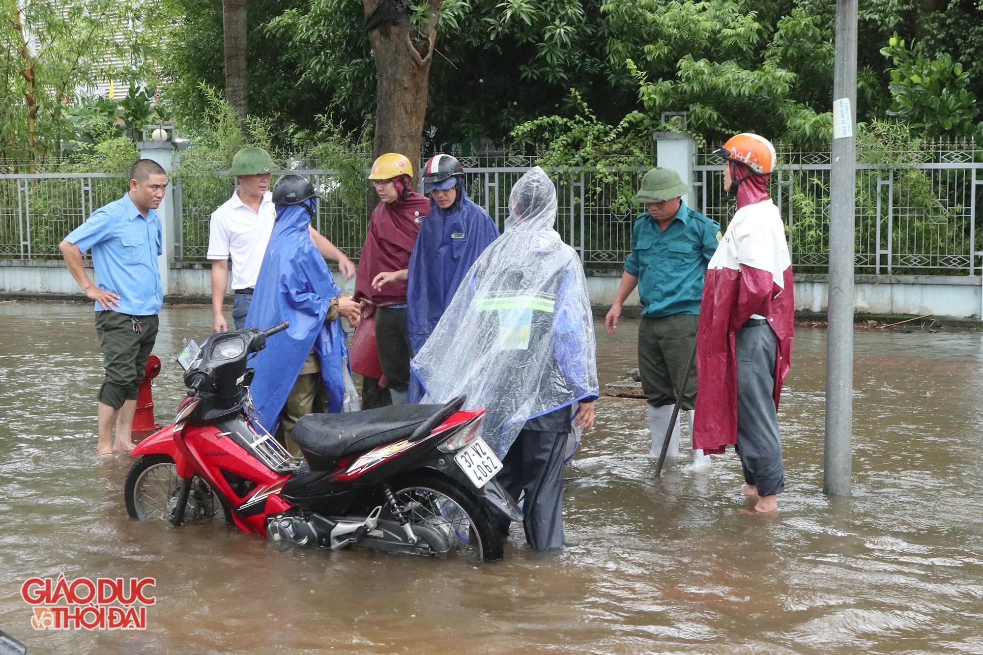 Mưa 'trắng trời', nhiều tuyến đường ở thành phố Vinh bị ngập nặng ảnh 13