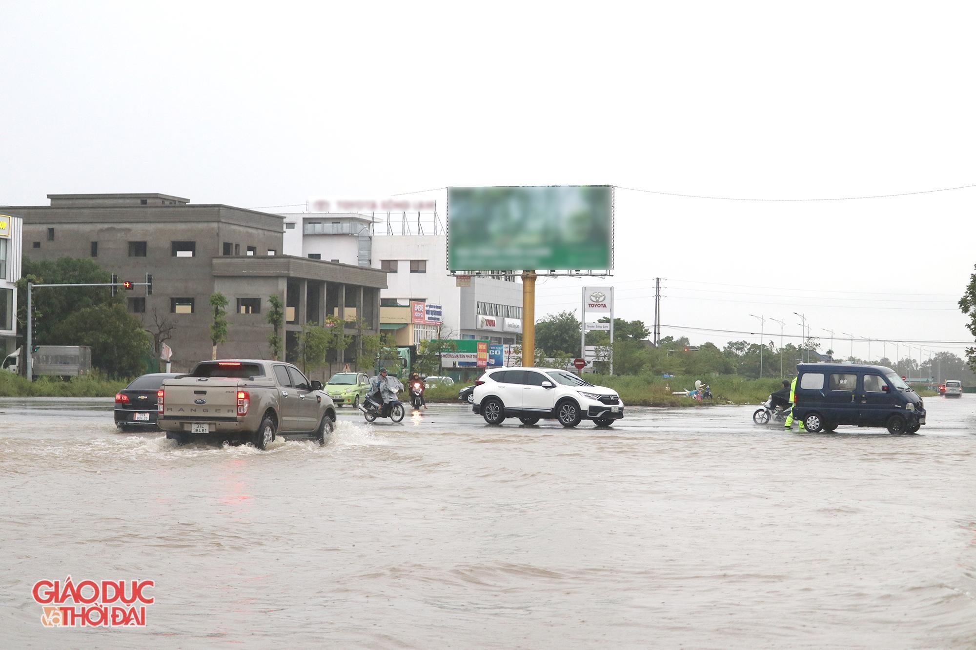 Mưa 'trắng trời', nhiều tuyến đường ở thành phố Vinh bị ngập nặng ảnh 2