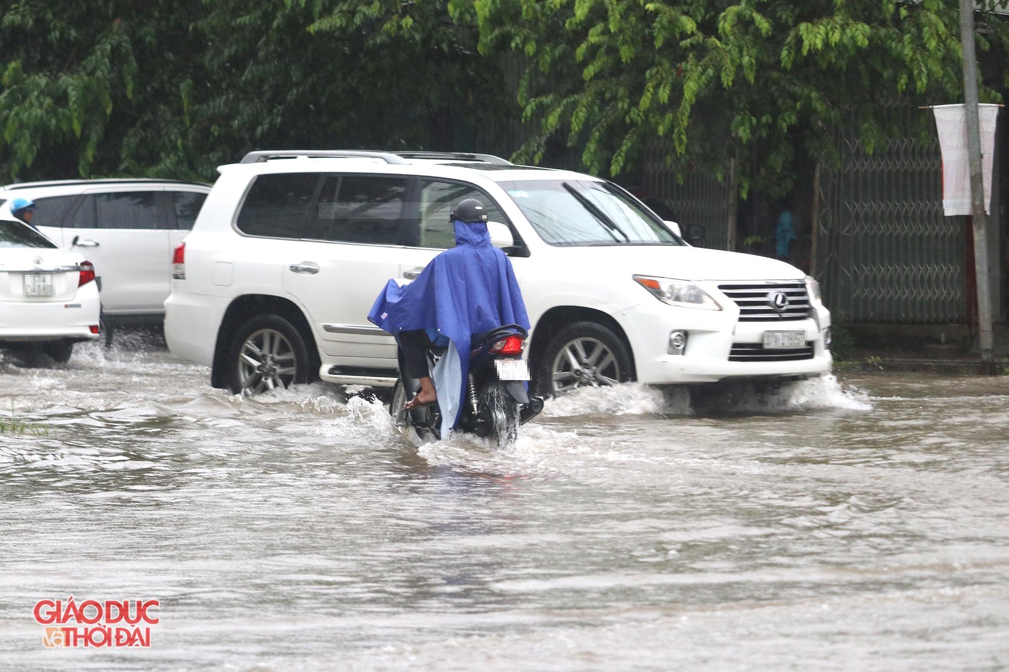 Mưa 'trắng trời', nhiều tuyến đường ở thành phố Vinh bị ngập nặng ảnh 6