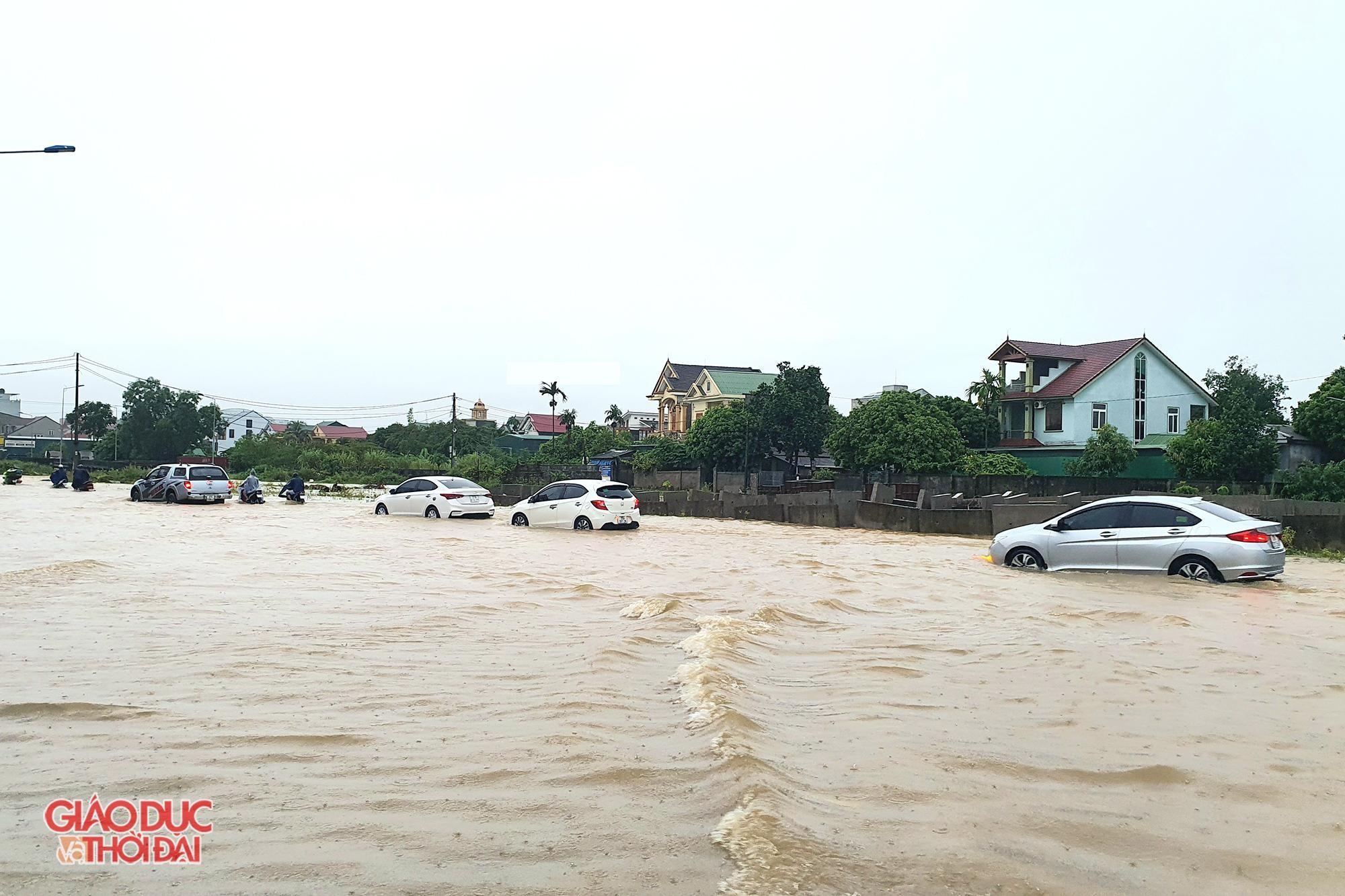 Mưa 'trắng trời', nhiều tuyến đường ở thành phố Vinh bị ngập nặng ảnh 1