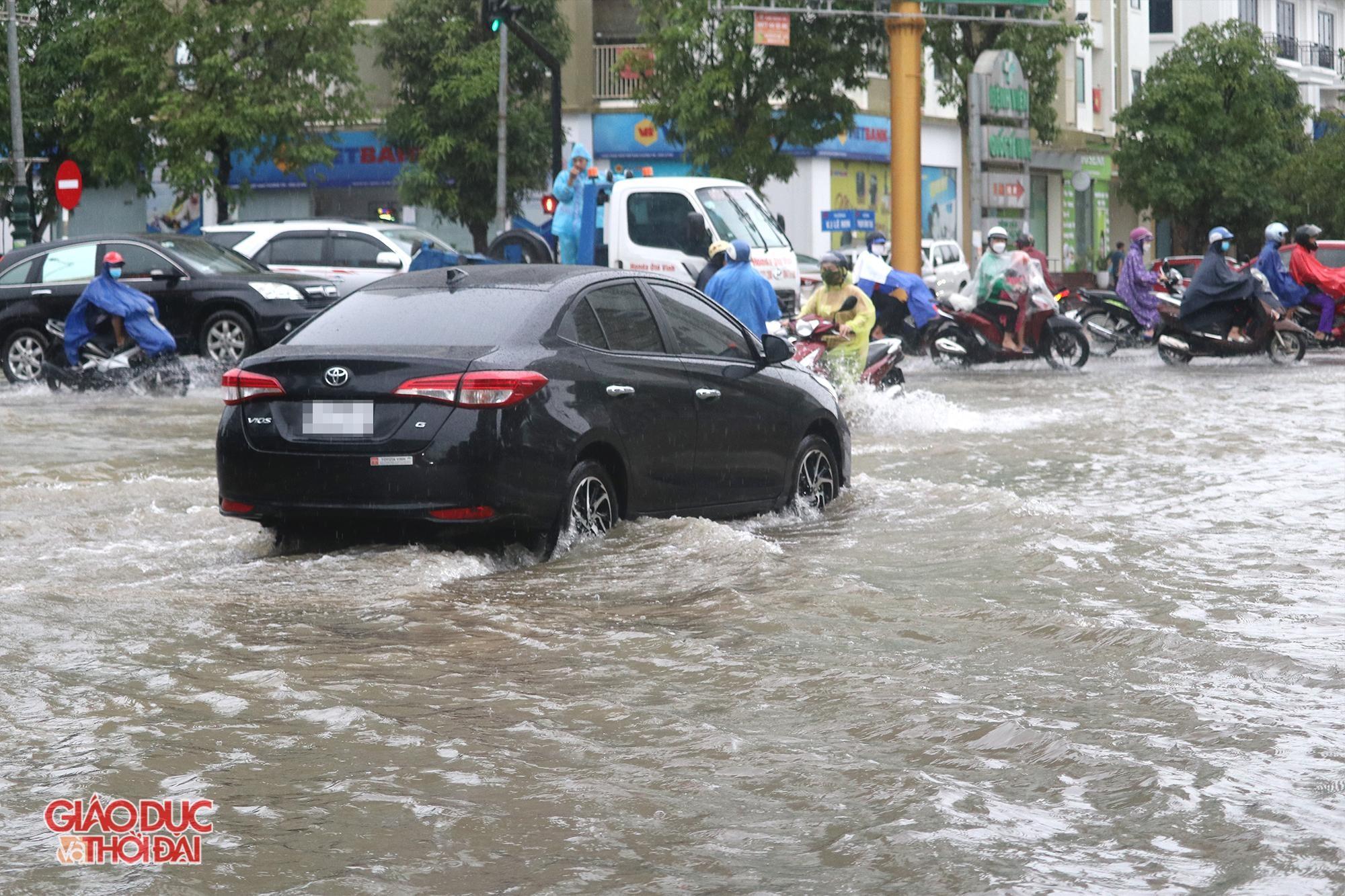 Mưa 'trắng trời', nhiều tuyến đường ở thành phố Vinh bị ngập nặng ảnh 5