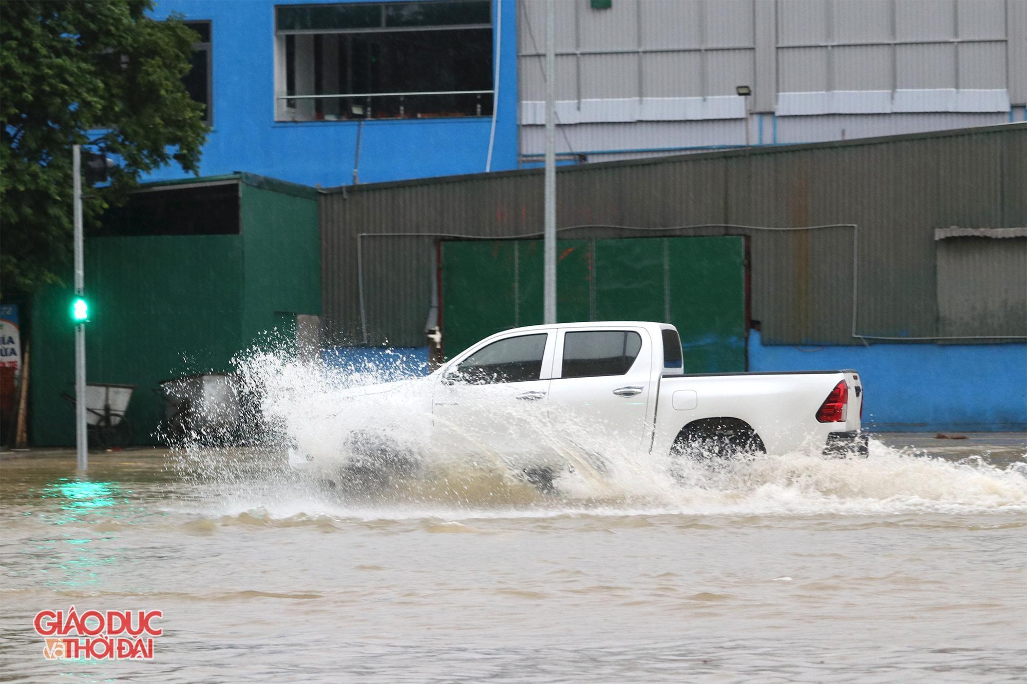 Mưa 'trắng trời', nhiều tuyến đường ở thành phố Vinh bị ngập nặng ảnh 9