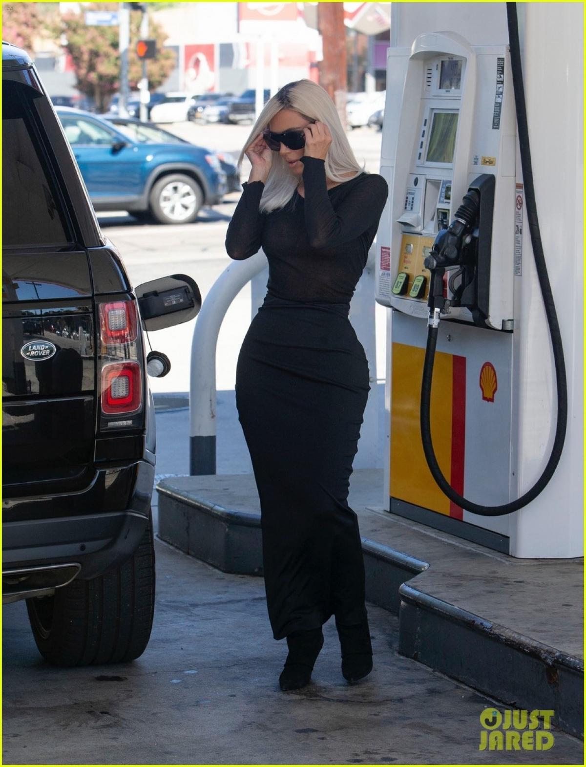 Kim Kardashian diện đầm bó khoe body nóng bỏng trên phố sau khi chia tay - Ảnh 3.