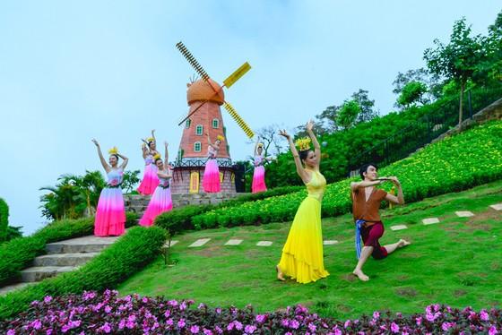 Tây Ninh tưng bừng ngày hội trăng rằm tại núi Bà Đen, khẳng định sức hút  ảnh 2