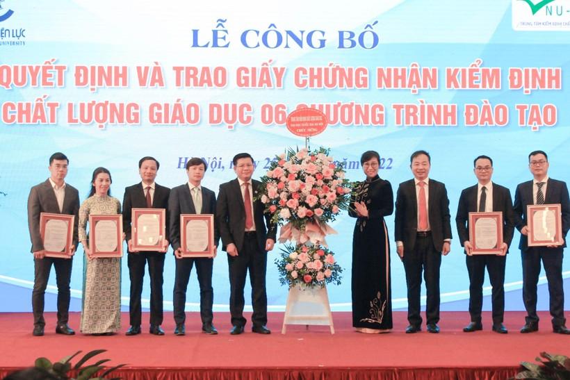 Trao Giấy chứng nhận kiểm định chất lượng giáo dục cho 6 chương trình đào tạo của trường Đại học Điện lực.