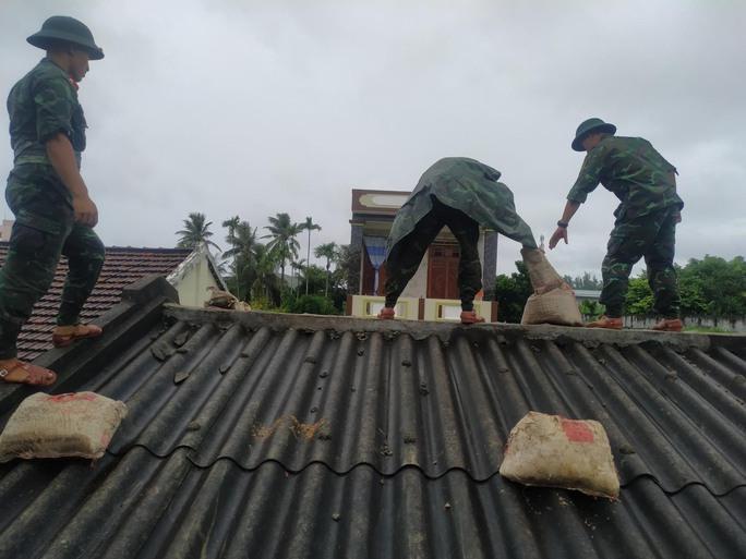 Bão chưa vào, đảo Lý Sơn đã có mưa to và gió giật cấp 8 - Ảnh 8.