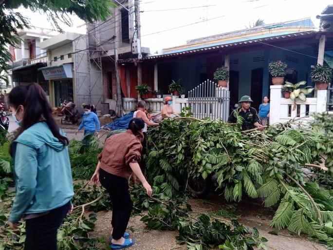 Bão chưa vào, đảo Lý Sơn đã có mưa to và gió giật cấp 8 - Ảnh 10.