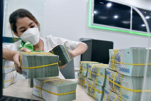 Sức ép tăng lãi suất ngày càng lớn - Ảnh 1. Sức ép tăng lãi suất ngày càng lớn - Ảnh 1.