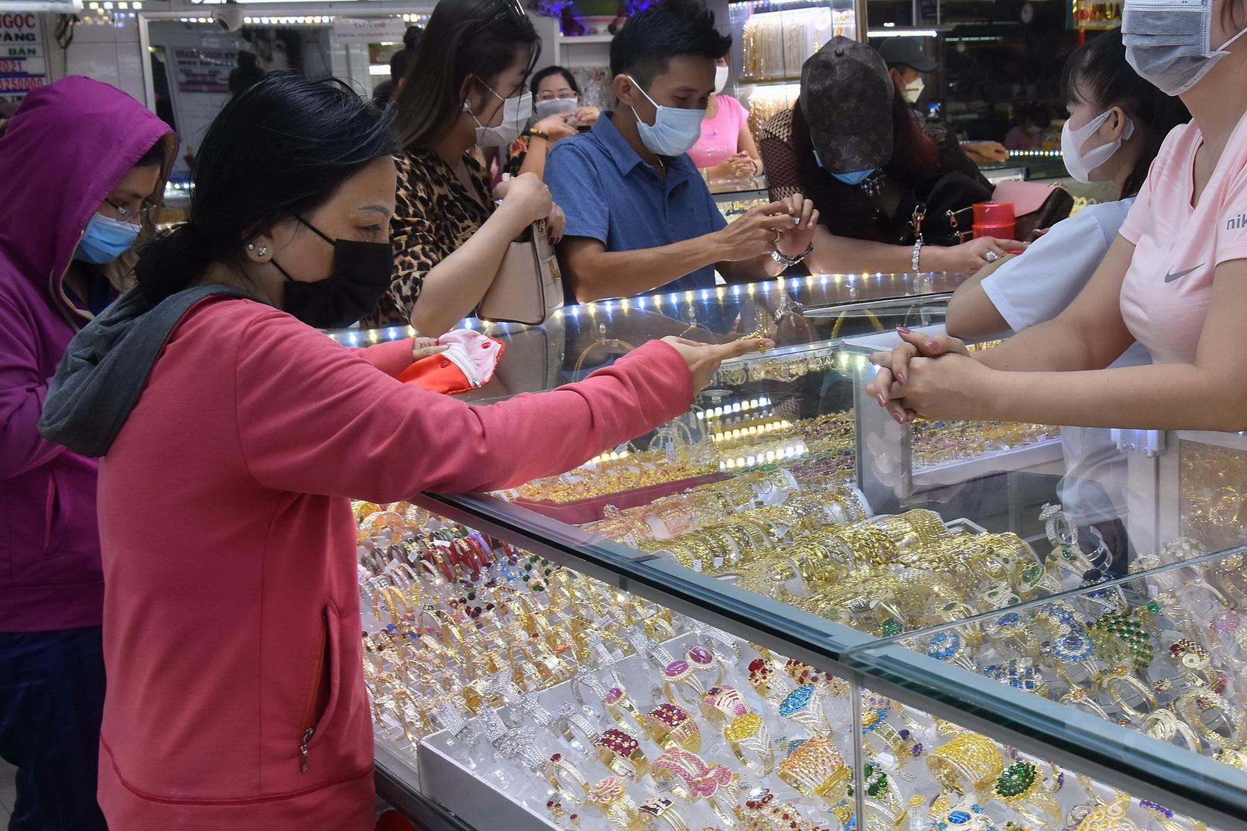 Giá vàng hôm nay 30-9: Vàng SJC và USD cùng nổi sóng - Ảnh 1.