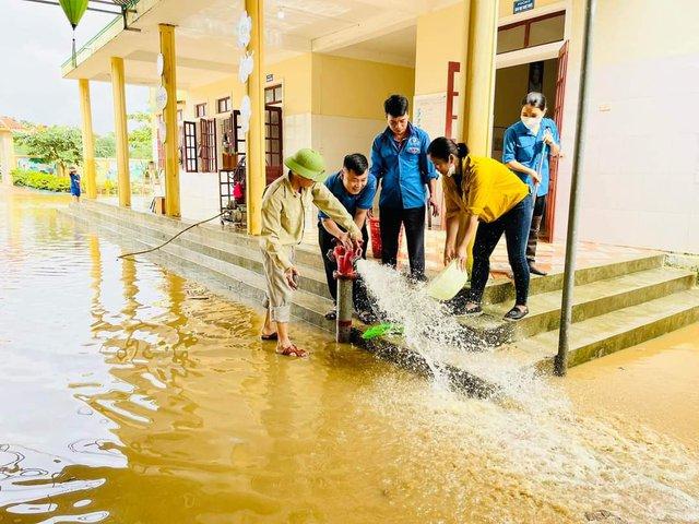 Giáo viên hối hả dọn trường lớp sau lũ đón học sinh - Ảnh 13.