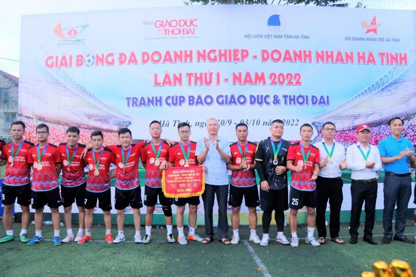 Trận chung kết Giải bóng đá tranh Cúp Báo GD&TĐ nhiều kịch tính và hấp dẫn ảnh 9