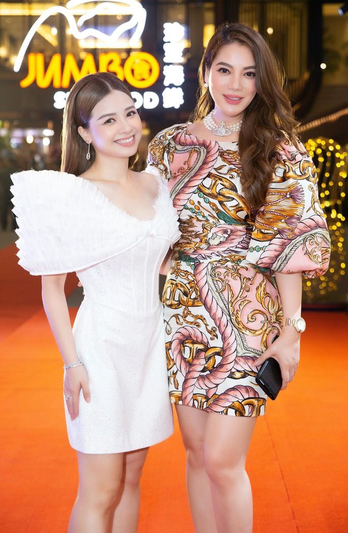Trương Ngọc Ánh trẻ trung, tình tứ bên bạn trai kém 14 tuổi ở Hà Nội - Ảnh 8. Trương Ngọc Ánh trẻ trung, tình tứ bên bạn trai kém 14 tuổi ở Hà Nội - Ảnh 8.