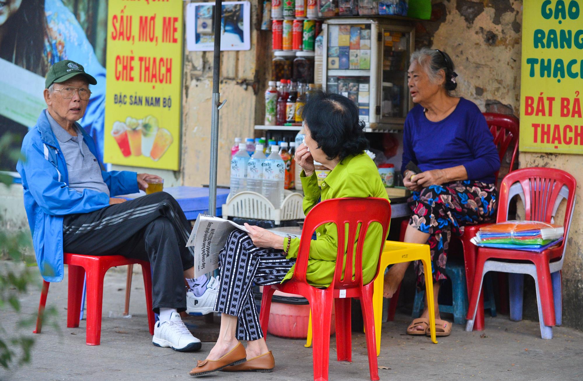 Người dân Hà Nội mặc áo ấm, co ro khi ra đường trong đợt không khí lạnh đầu tiên - Ảnh 7.