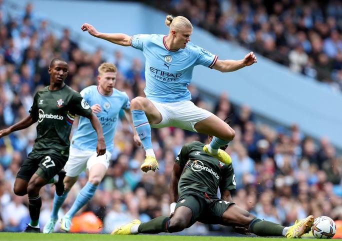 Quái vật Haaland tỏa sáng, Man City soán ngôi đầu Ngoại hạng Anh - Ảnh 1.