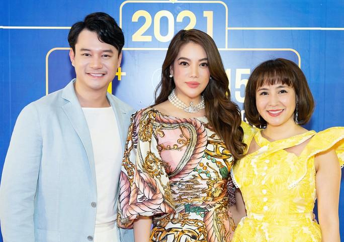 Trương Ngọc Ánh trẻ trung, tình tứ bên bạn trai kém 14 tuổi ở Hà Nội - Ảnh 4. Trương Ngọc Ánh trẻ trung, tình tứ bên bạn trai kém 14 tuổi ở Hà Nội - Ảnh 4.