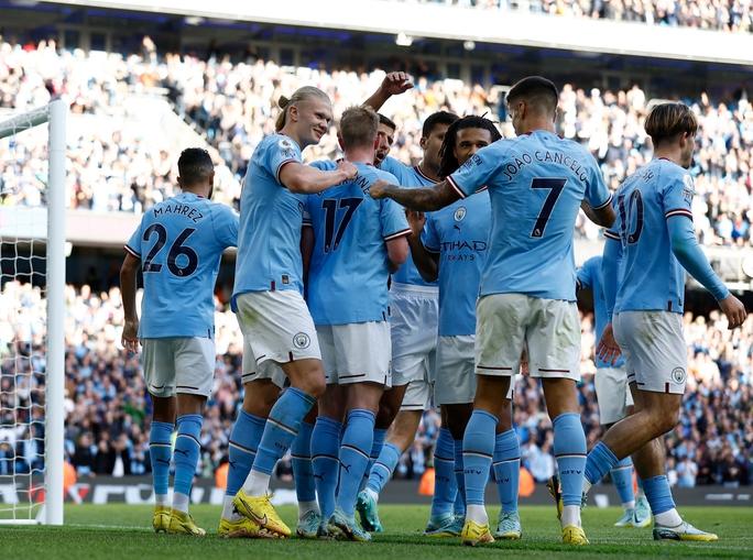 Quái vật Haaland tỏa sáng, Man City soán ngôi đầu Ngoại hạng Anh - Ảnh 6.