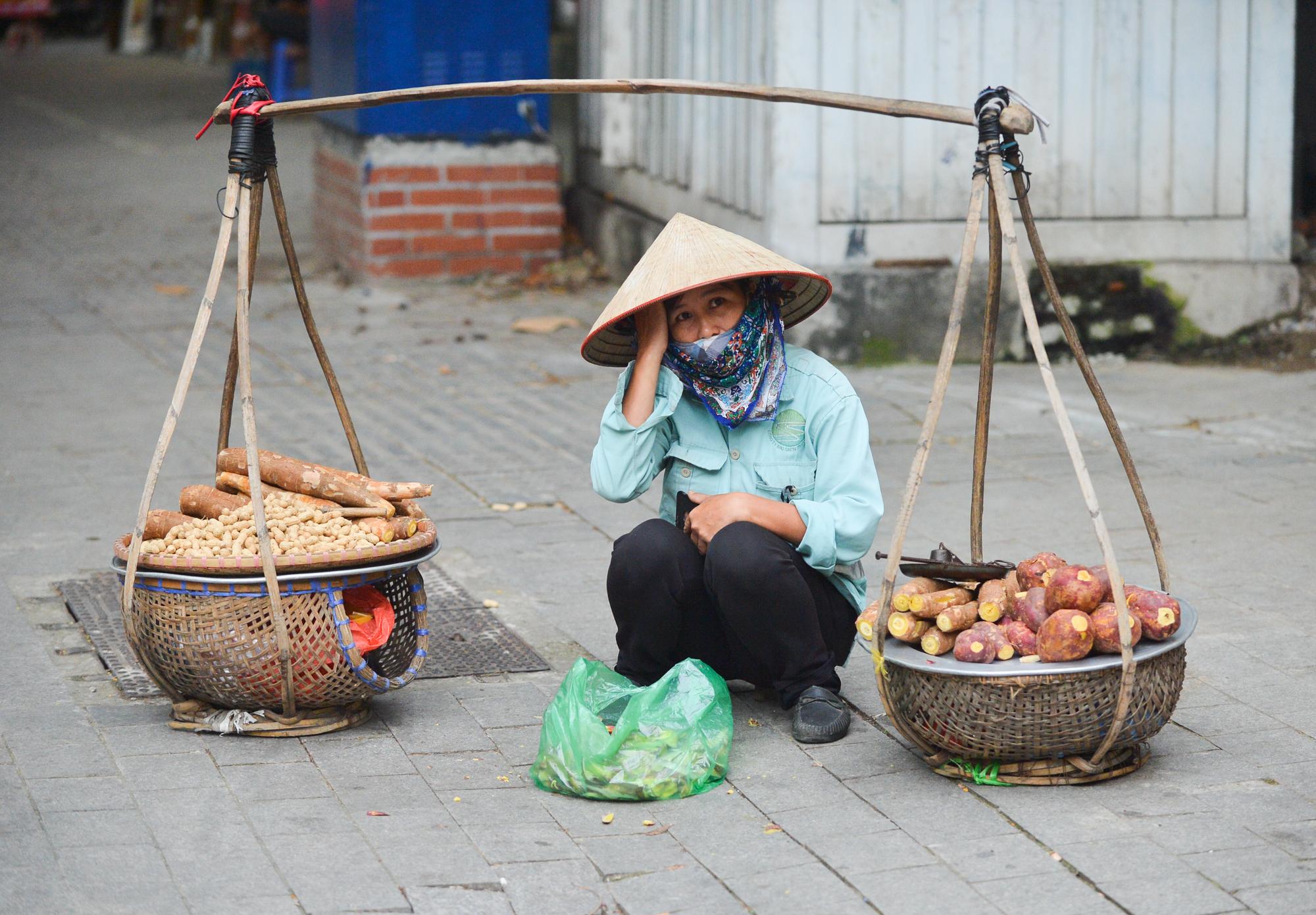 Người dân Hà Nội mặc áo ấm, co ro khi ra đường trong đợt không khí lạnh đầu tiên - Ảnh 8.