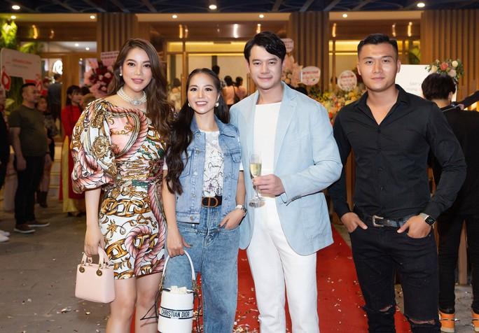 Trương Ngọc Ánh trẻ trung, tình tứ bên bạn trai kém 14 tuổi ở Hà Nội - Ảnh 3. Trương Ngọc Ánh trẻ trung, tình tứ bên bạn trai kém 14 tuổi ở Hà Nội - Ảnh 3.