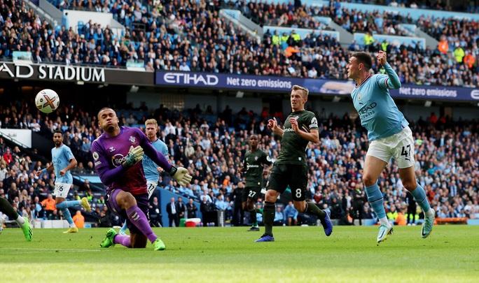 Quái vật Haaland tỏa sáng, Man City soán ngôi đầu Ngoại hạng Anh - Ảnh 3.