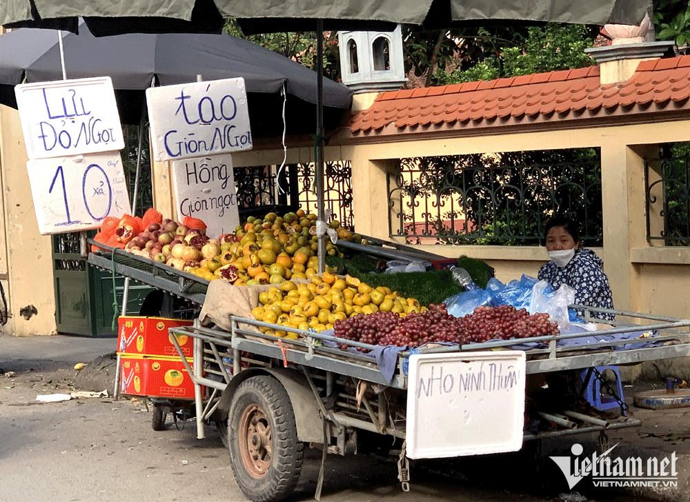 Trái cây ngoại ồ ạt về chợ Việt, có loại giá rẻ hơn rau - Ảnh 1.