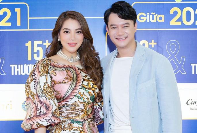 Trương Ngọc Ánh trẻ trung, tình tứ bên bạn trai kém 14 tuổi ở Hà Nội - Ảnh 1. Trương Ngọc Ánh trẻ trung, tình tứ bên bạn trai kém 14 tuổi ở Hà Nội - Ảnh 1.