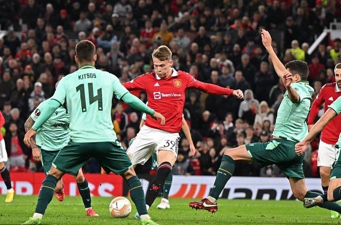 Rượt đuổi nghẹt thở, Man United thắng tí hon Omonia phút 90+3 - Ảnh 6.