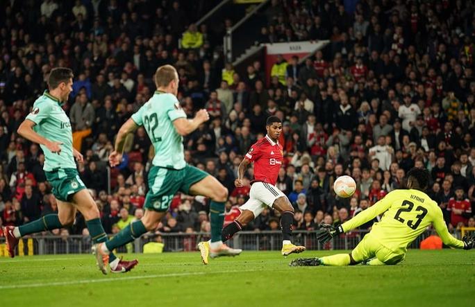 Rượt đuổi nghẹt thở, Man United thắng tí hon Omonia phút 90+3 - Ảnh 5.