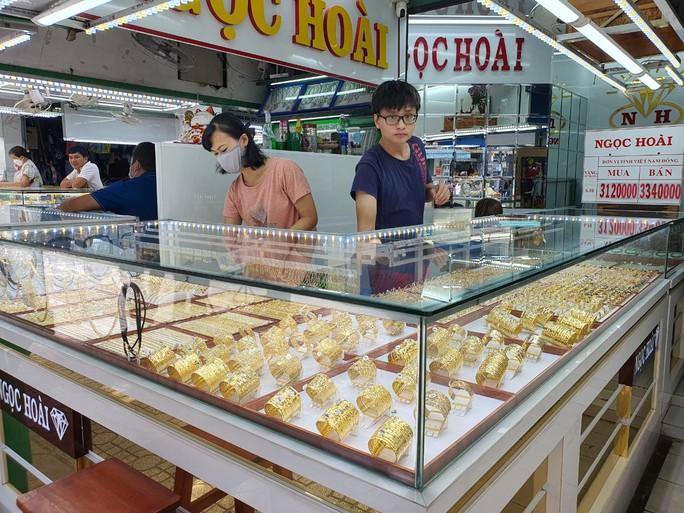 Giá vàng hôm nay 17-10: Vàng SJC, vàng trang sức “bất động” ở mức cao - Ảnh 1.