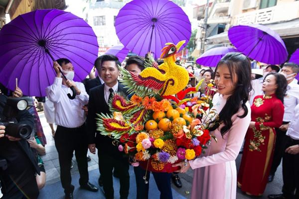 Ảnh hiếm trong đám hỏi Hoa hậu Đỗ Mỹ Linh: Chú rể cười tươi tắn, cô dâu trang điểm nhẹ nhàng - Ảnh 5.