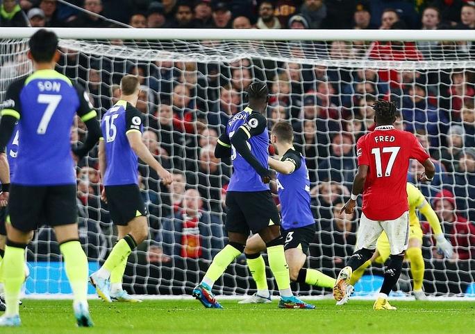 Fred đại đế tỏa sáng, Man United đại phá Tottenham - Ảnh 4.