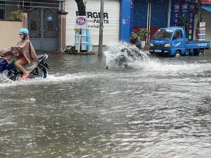 Người Vũng Tàu bơi trên đường sau trận mưa lớn - Ảnh 3.