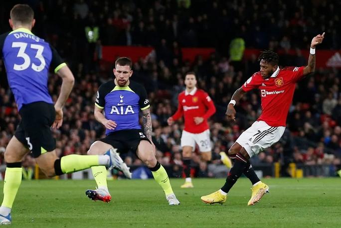 Ronaldo gây bão Old Trafford, có nguy cơ bị phạt nặng - Ảnh 1.