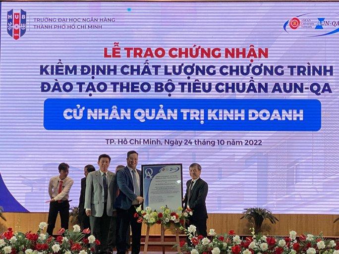 Trao chứng nhận kiểm định AUN-QA cho 4 chương trình đào tạo của Trường ĐH Ngân hàng TP HCM - Ảnh 1.