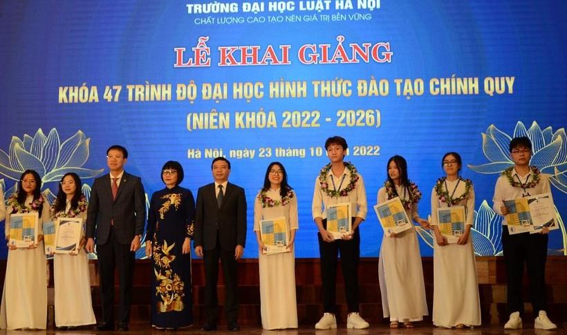 Trường ĐH Luật Hà Nội khai giảng năm học mới, đón hơn 2.300 tân sinh viên  ảnh 3