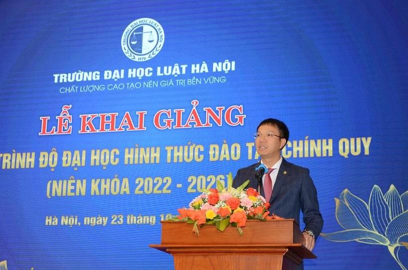 TS. Đoàn Trung Kiên - Hiệu trưởng Trường ĐH Luật Hà Nội phát biểu tại Lễ khai giảng. Ảnh Ngô Chuyên.